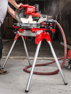 Kap/geringssav 18 V. 8 Ah + Bord. Milwaukee