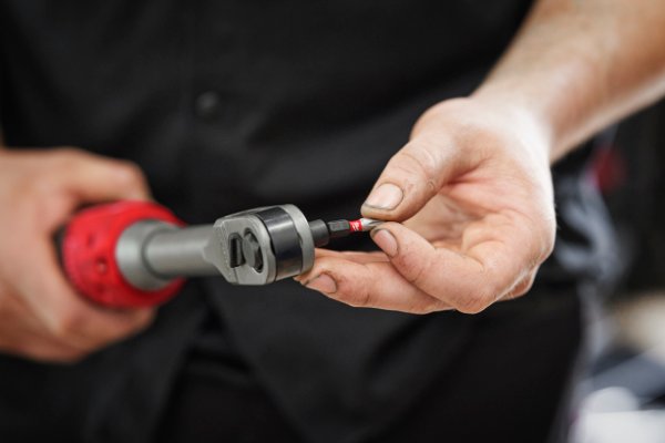 Skraldenøgle 1/4" og 3/8" 12 V. Milwaukee
